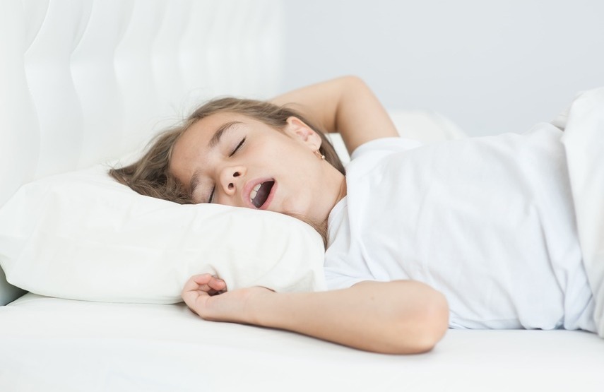 Niña con apnea del sueño durmiendo